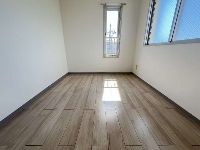 ユートピアハイツ金剛の洋室