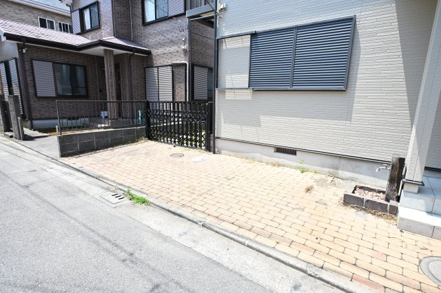 茅ヶ崎市萩園　戸建の駐車場