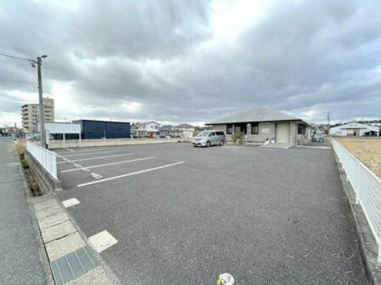 東郷町春木追分診療所の駐車場