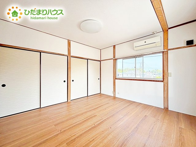 【寝室】 | 水戸市元吉田町　中古戸建 | 主寝室は広々していて安らげる空間に。大きな窓から光が差し込み、朝の目覚めも良さそう♪