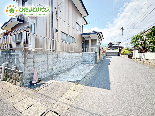 【駐車場】 | 水戸市元吉田町　中古戸建 | 駐車場は物件横に１台と車庫に1台の計2台駐車可能です。
