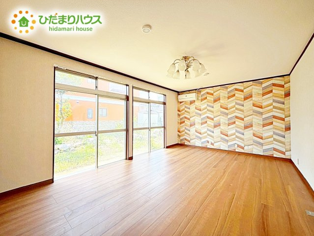 【居間・リビング】 | 水戸市元吉田町　中古戸建 | 大きな窓から差し込む光でいっぱいのリビング　休日もつい家にいる時間が長くなりそうです