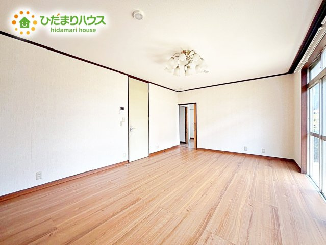 【居間・リビング】 | 水戸市元吉田町　中古戸建 | 大型テレビに大型ソファー(^^)どんなインテリアにするか考えただけでわくわくしますね！