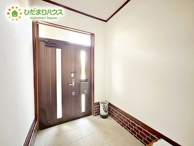 【玄関】 | 水戸市元吉田町　中古戸建 | 陽当たりが良い玄関は、お出かけ前の気分も上がります。