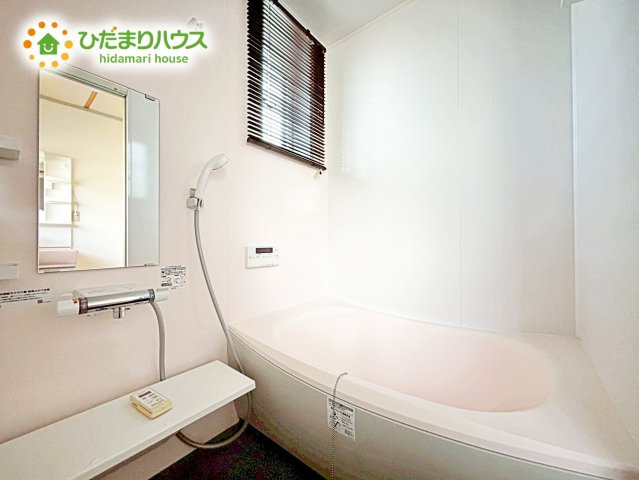 【浴室】 | 水戸市元吉田町　中古戸建 | 浴室には窓があり、換気が良好です。リラックスできるバスタイムを楽しむことができ、心地よい空間を提供します。