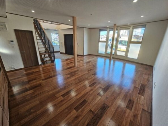 名谷町戸建の居間・リビング