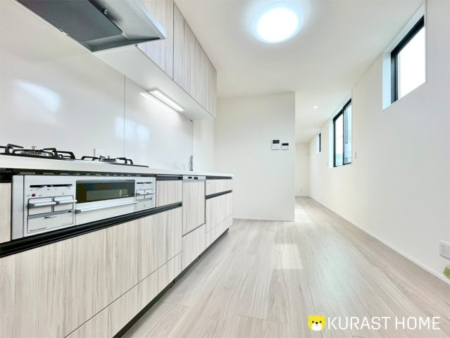 京都市右京区西京極堤下町　新築戸建の居間・リビング