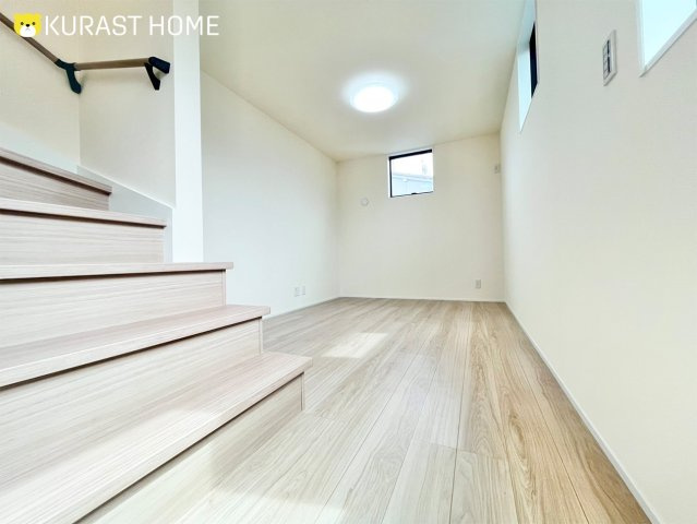 京都市右京区西京極堤下町　新築戸建の居間・リビング