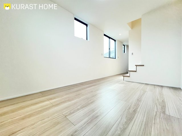 京都市右京区西京極堤下町　新築戸建の居間・リビング