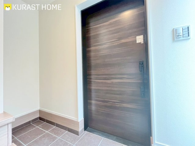 京都市右京区西京極堤下町　新築戸建の玄関