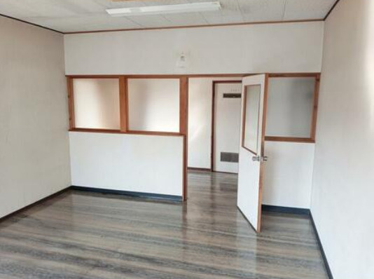 知立谷田倉庫付貸事務所の内装