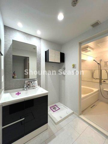 【独立洗面台】 | ランドリー上部のデッドスペースを、有効利用できる収納棚を完備◎◎　
日用品もストックできそうですね♪