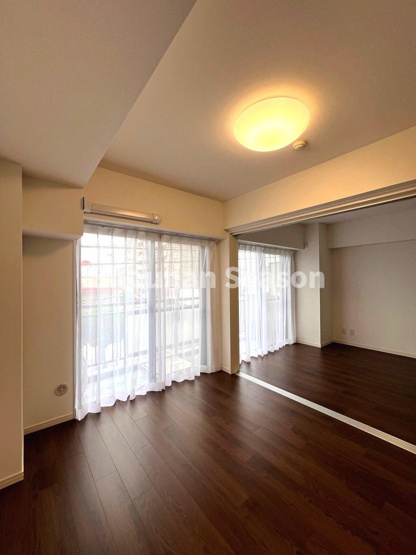 【居間・リビング】 | リビング繋がりの洋室は、間仕切りを開放し一体利用も可能ですよ♪