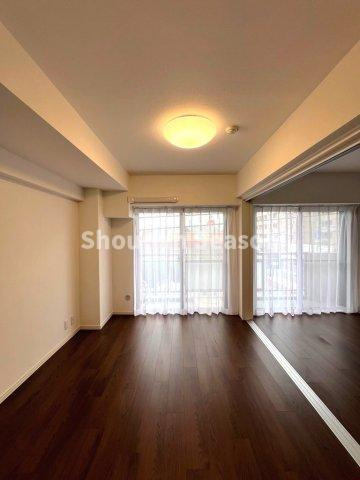 【居間・リビング】 | 前面に視界を遮る大きな建物なく、陽当り・通風・眺望も良好ですよ♪　
