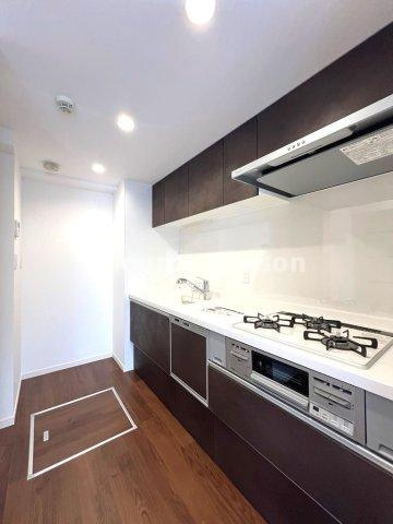 【キッチン】 | 食後の食器洗いは「食洗機」に任せて、団らん時間を楽しみませんか♪　
あると便利な「床下収納」も完備しました。