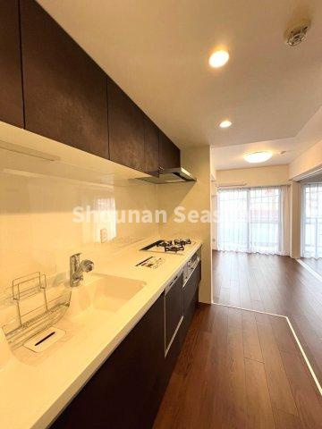 【キッチン】 | 作業スペース広く、お料理のレパートリーが増えるシステムキッチン◎　
吊戸棚付きでキッチン周りがスッキリ片付きます♪