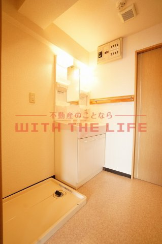 日吉壱番館【キャッシュバック対象物件】の洗面所|明るい洗面所です