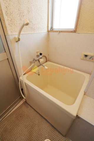 里村ビルの浴室|日々の疲れを癒すお風呂付です