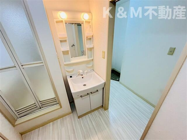 メゾン旭Ｃ棟の洗面所|ゆったりとスペースのある洗面所