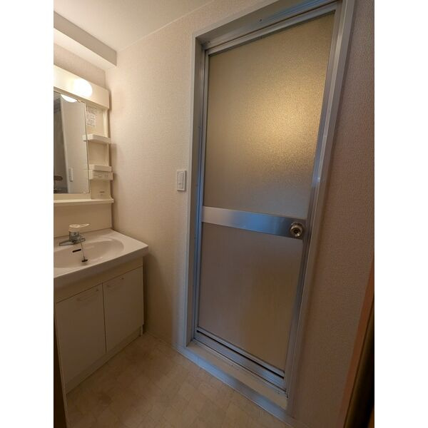 Enzzo Kuriyamaの独立洗面台