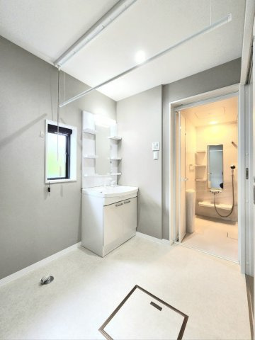 RESET HOUSE－リセットハウス－若松区新大谷町【若松区　中古戸建】の独立洗面台|広々した洗面脱衣スペース♪ホスクリーン完備でとても便利♪　【若松区　中古戸建】