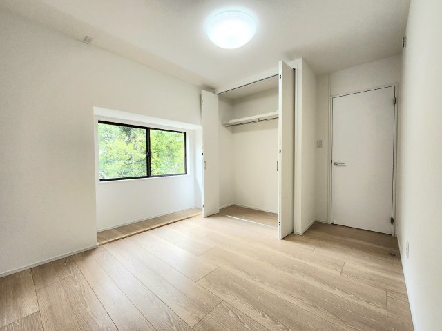 RESET HOUSE－リセットハウス－若松区新大谷町【若松区　中古戸建】の洋室|1階6.1帖洋室は窓も大きく開放的♪　【若松区　中古戸建】