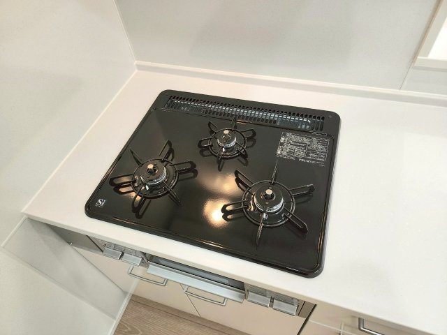 RESET HOUSE－リセットハウス－若松区新大谷町【若松区　中古戸建】のキッチン|同時調理可能な3口ガスコンロ♪　【若松区　中古戸建】