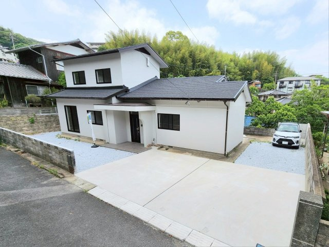 RESET HOUSE－リセットハウス－若松区新大谷町【若松区　中古戸建】の外観|駐車スペースは広々5台可能♪(車種によります)　【若松区　中古戸建】
