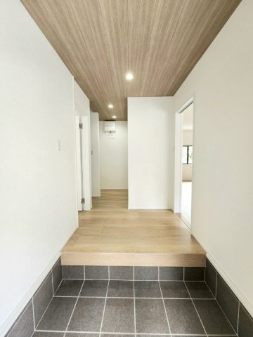 RESET HOUSE－リセットハウス－若松区新大谷町【若松区　中古戸建】の玄関|天井に木目のクロスを設えた玄関♪　【若松区　中古戸建】