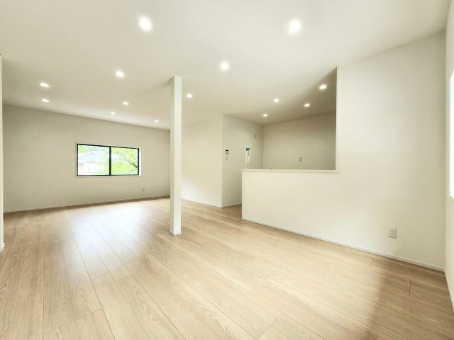 RESET HOUSE－リセットハウス－若松区新大谷町【若松区　中古戸建】の居間・リビング|18.9帖と開放的♪大きなソファーなど設置しても余裕の広さ　【若松区　中古戸建】