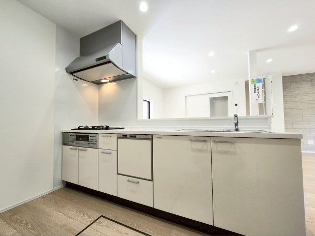 RESET HOUSE－リセットハウス－若松区新大谷町【若松区　中古戸建】のキッチン|収納豊富なシステムキッチン♪嬉しい対面キッチンです♪　【若松区　中古戸建】