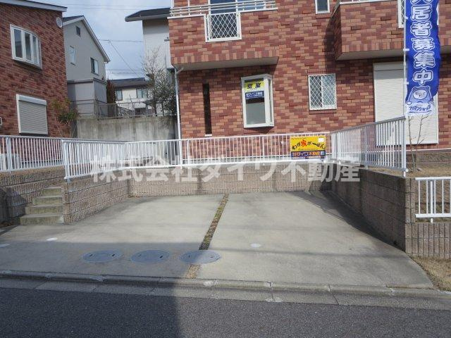 Rocky Moon Hills　B棟の駐車場