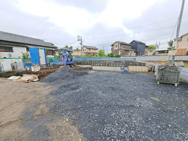 新築　吉岡町北下　5号棟の駐車場|現地写真　駐車スペースは建物東側に3台分可能です！