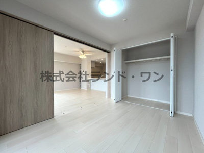 【洋室】 | コスモシティ新所沢けやき台 | 洋室6.5帖　クローゼット付き　隣のリビングとひと続きにできます