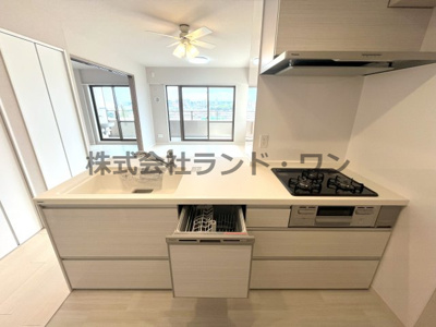 【キッチン】 | コスモシティ新所沢けやき台 | 食器洗い乾燥機付きの機能的なキッチン　薄型のレンジフードなので圧迫感がありません