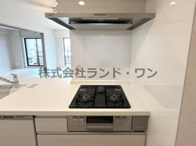 【キッチン】 | コスモシティ新所沢けやき台 | 三口ガスコンロと薄型レンジフード