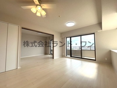 【居間・リビング】 | コスモシティ新所沢けやき台 | ＬＤＫ15.5帖　広々とした明るいリビングです