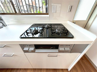 多数の調理器具を同時に使用でき、料理の効率化が可能。省エネで節約になり、様々な料理スタイルに適応できます。また、火力調整が独立しており、手入れや掃除もしやすく、今よりもっとお料理が楽しくなるかも。