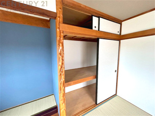 押入れは季節の衣類、寝具などを収納できます。伝統的な美しさと実用性が融合し、収納物を保護する調湿・換気効果があります。使い方によっては書類や小物なども効果的に整理でき空間を有効活用できます。