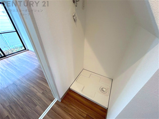 洗濯物の仕分け作業がしやすく、整理整頓が容易になります。洗濯音や湿気を他の部屋に持ち込まず、生活環境を快適に保ちます。上部を活用すれば収納スペースを確保でき洗剤や洗濯用品の整理もしやすくなります。