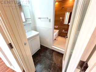 衣服の収納や脱ぎ着や整理整頓がしやすく、湿った衣類を乾燥させるスペースがありカビや臭いの発生を防ぎます。床の汚れを他の部屋に持ち込まず清潔を保つことができます。また快適な入浴環境の整備にも役立ちます。