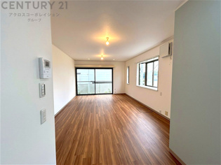 リビングダイニングは家族や友人とのコミュニケーションを楽しむ場所でくつろぎながら食事や会話を楽しめ、多目的に利用できリラックスできる空間です。家庭内の中心として機能し、快適な生活をサポートします。