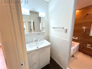 化粧品や洗顔料、歯ブラシなどの必需品をまとめて置ける収納スペースがあり、使用するたびに取り出す手間が省けます。また、水回りのため、濡れても大丈夫な素材が使用されており、お手入れが簡単です。