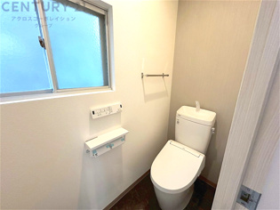 温水洗浄便座付トイレは温水洗浄機能により、暖かい水でおしりを洗浄することができ、冷たい水を使う従来の便座に比べ、温水洗浄機能で暖かいトイレを提供し、快適な使用を可能にします。