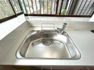 大きなシンクでお鍋などの大きな調理器具を洗う際にも便利です。