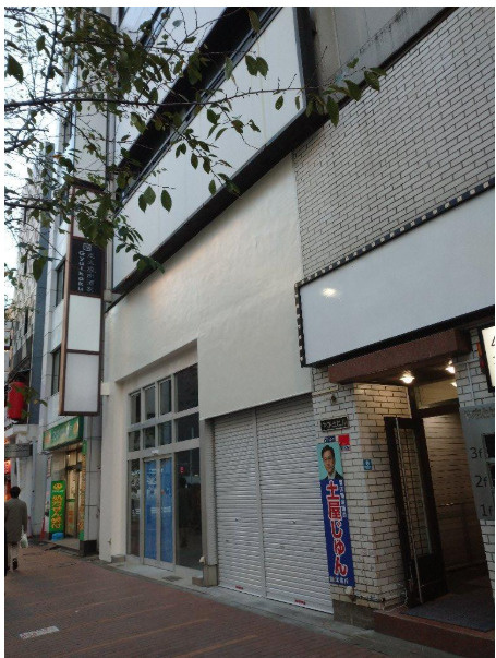 やまとビルのエントランス