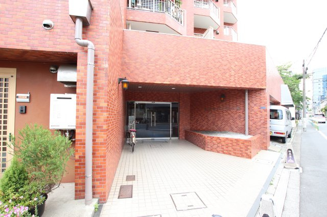 ユニライフ三ノ輪のエントランス