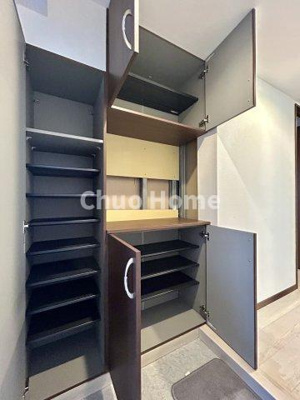 【玄関】 | 白鳥ハウス | 【玄関】玄関には大型のシューズクローゼットを設置しておりますのでいつでもスッキリりとした空間を保てます。玄関周りを清潔に使うのはとても大事なことですよね。