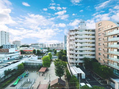 【展望】 | 白鳥ハウス | 手を伸ばせば、ふれることが出来そうな環境が、そのままインテリアになったような印象です。その豊かな眺望にふさわしい空間には、通風・採光にも優れ、心地よい光と風があふれています