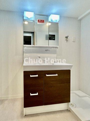 【独立洗面台】 | 白鳥ハウス | 【洗面化粧台】洗面化粧台には三面鏡を採用。身だしなみを整えやすい事はもちろんですが、鏡の後ろに収納スペースを設ける事により、散らかりやすい洗面スペースをすっきりさせる事が出来るのも嬉しいですね